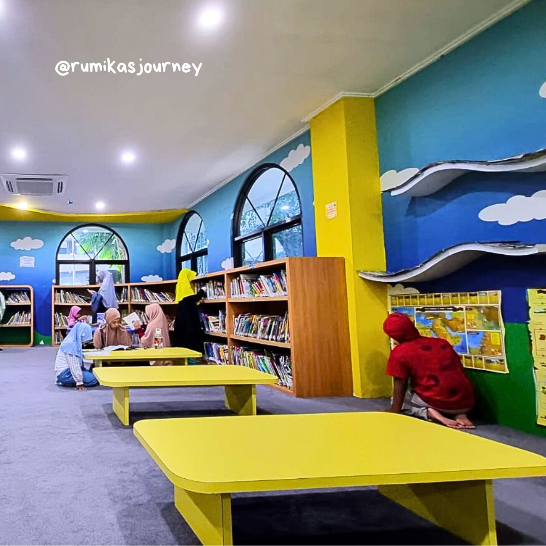 “Viral! Pria di Bogor Bangun Perpustakaan Gratis dari Botol Plastik Bekas, Jadi Tempat Favorit Anak-Anak”
