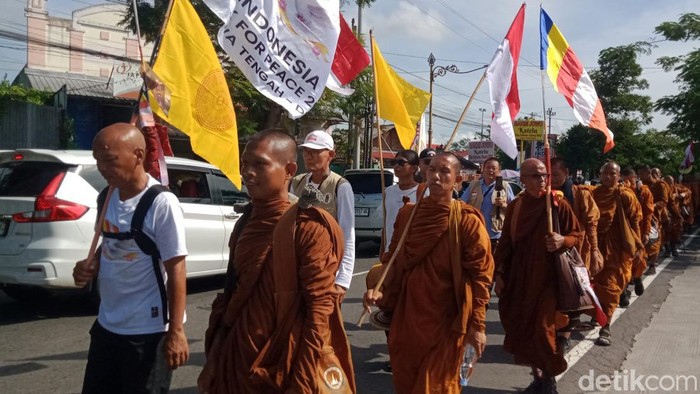 Perjalanan Thudong dari Bali ke Jawa Jadi Sorotan, Puluhan Biksu Disebut Lanjutkan Rute dengan Bus