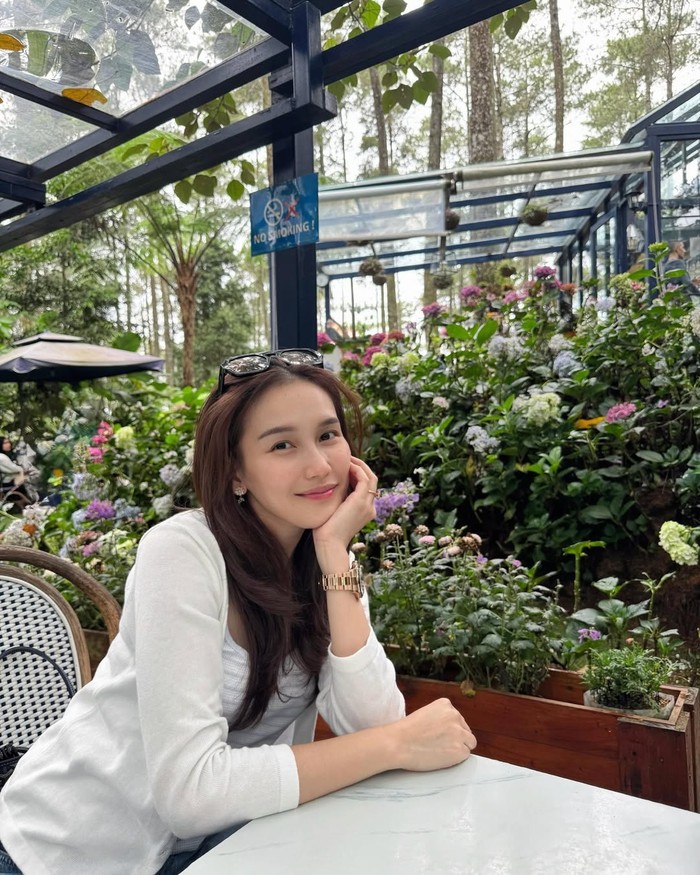 Ayu Ting Ting Nikmati Keindahan Alam Bandung, Momen Liburan di Orchid Forest Cikole Curi Perhatian Publik